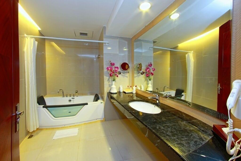 Rocky Plaza 4*