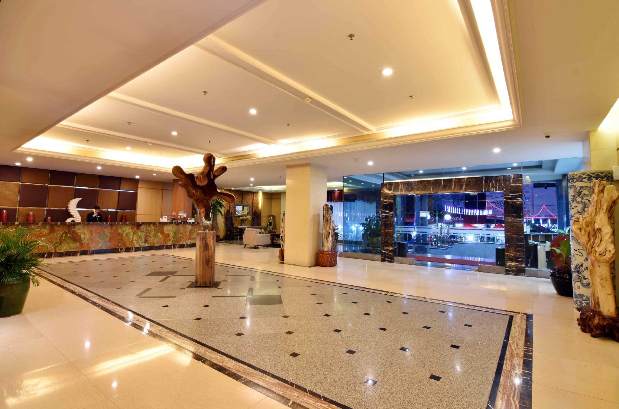 Rocky Plaza 4*