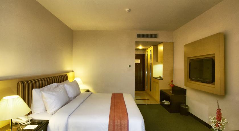 Rocky Plaza Hotel 4*